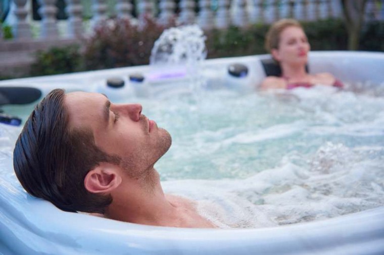 How does hot tub works?